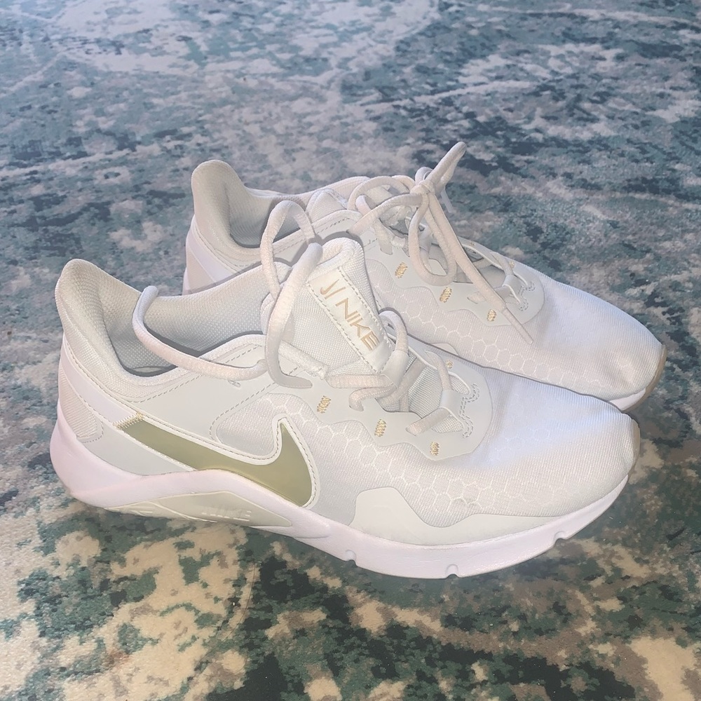 WHITE NIKE WOMENS TENNIS SHOES/SNEAKERS size 8